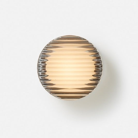 Inga – Nordische Wandlampe mit Strukturglas