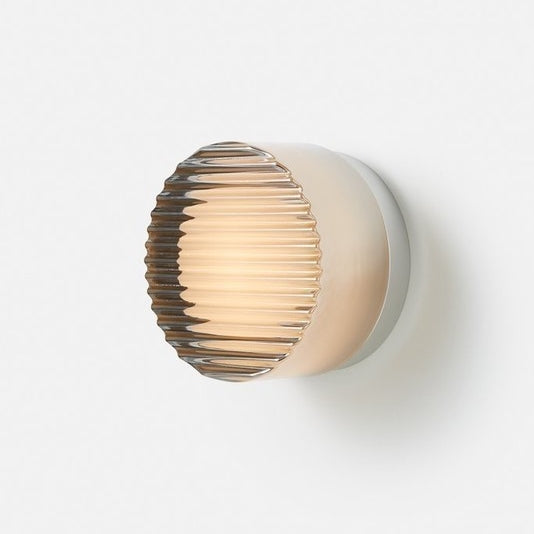 Inga – Nordische Wandlampe mit Strukturglas