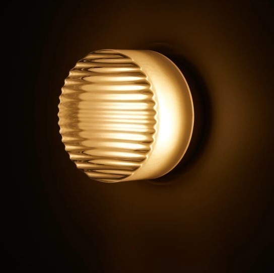 Inga – Nordische Wandlampe mit Strukturglas
