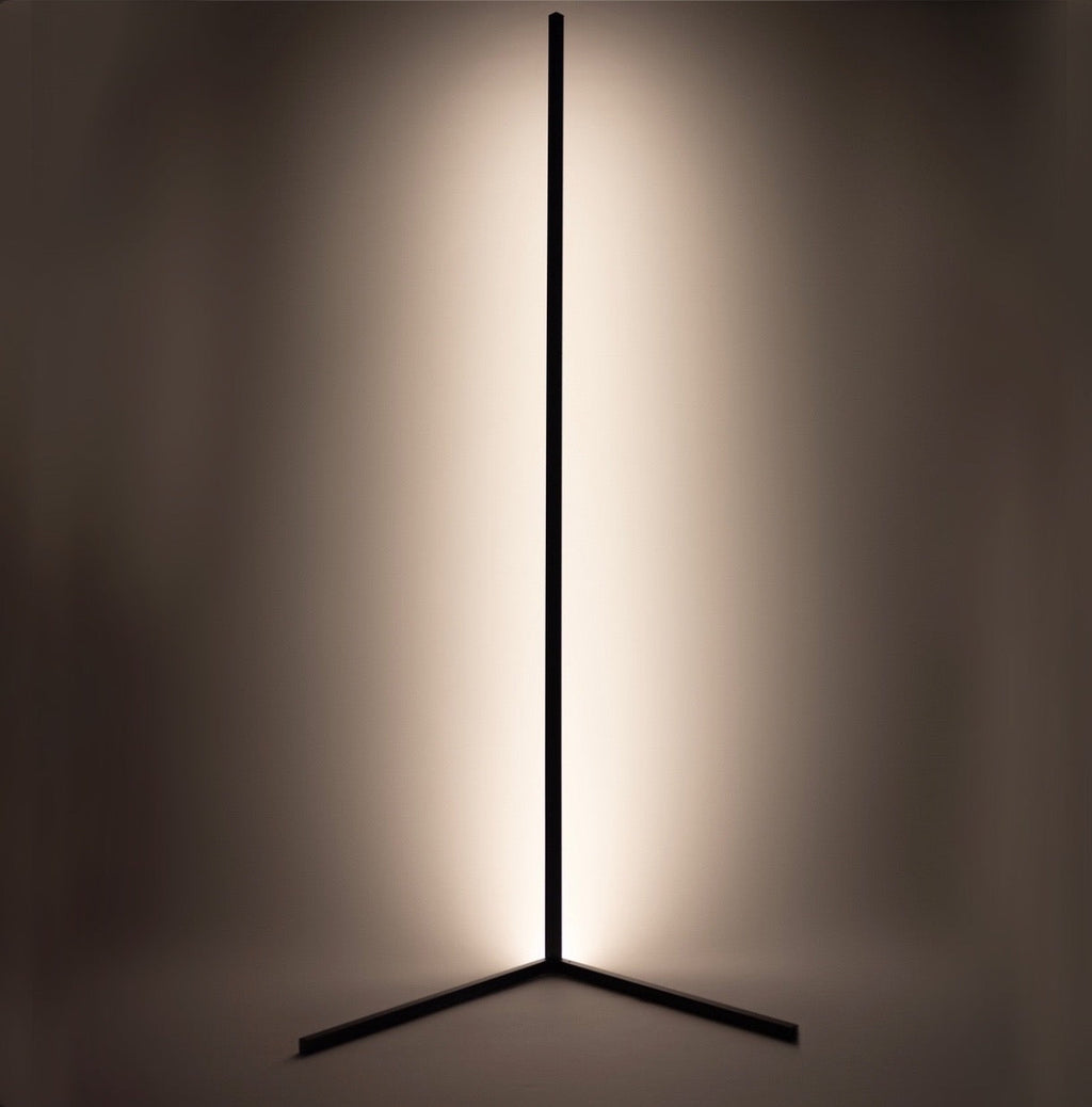 Minimalistische LED-Stehlampe für Ecken mit Farbwechsel