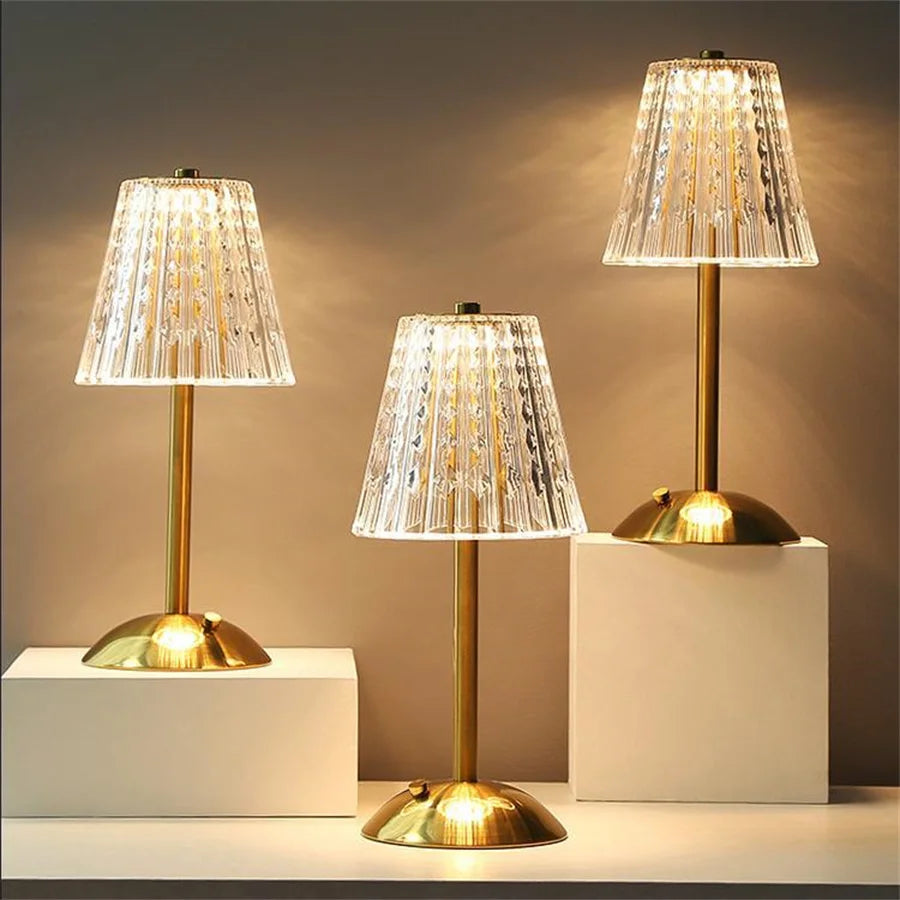 CrystalGlow – Tischlampe mit goldenem Fuß und Kristall-Effekt