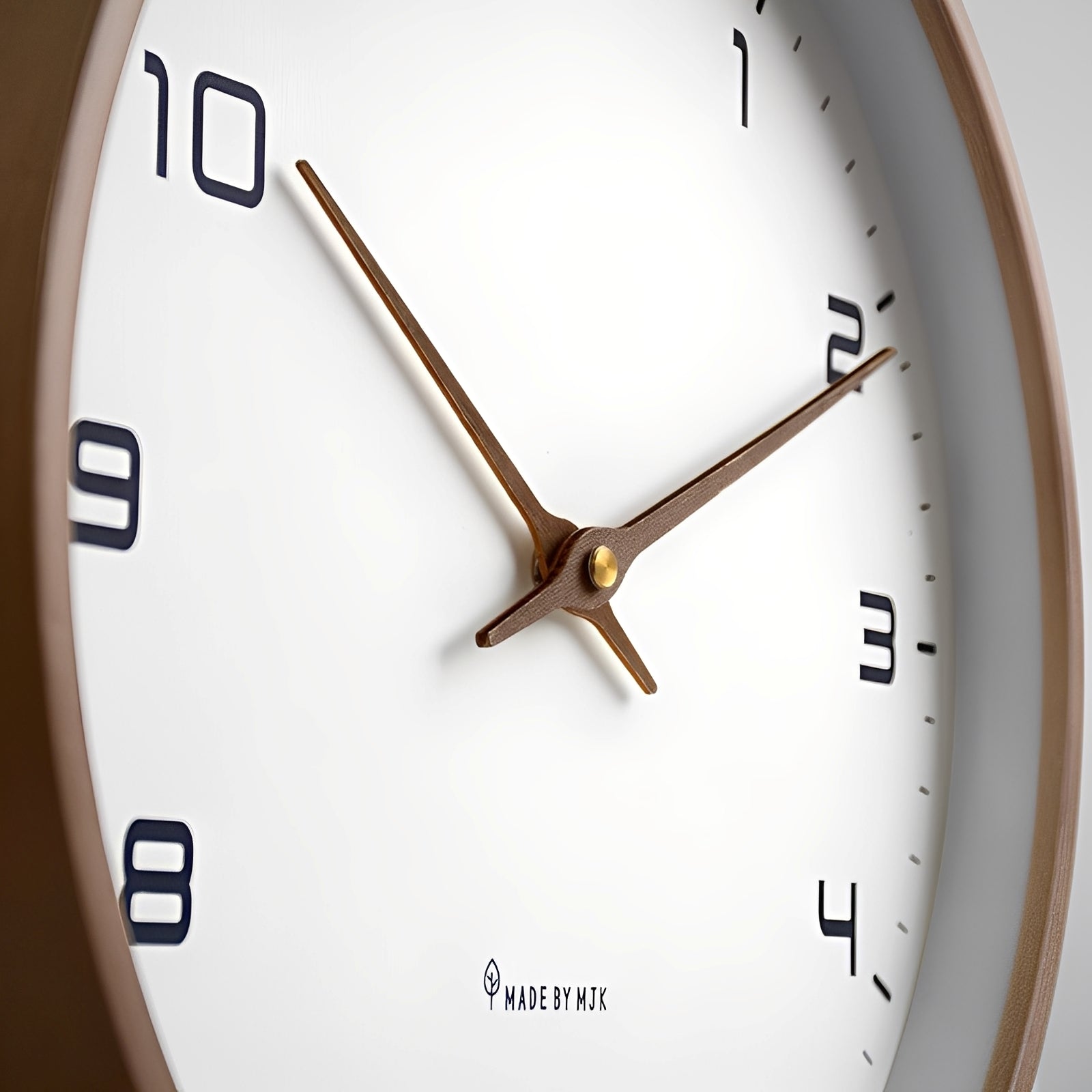Nordik – Lautlose Wanduhr aus Vollholz