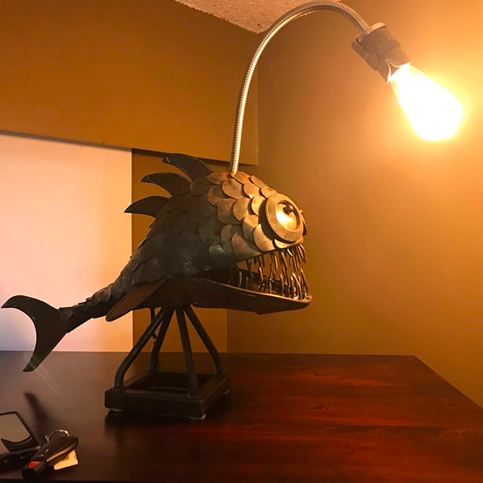 AnglerRetro – Tischlampe im Tiefsee-Anglerfisch-Design