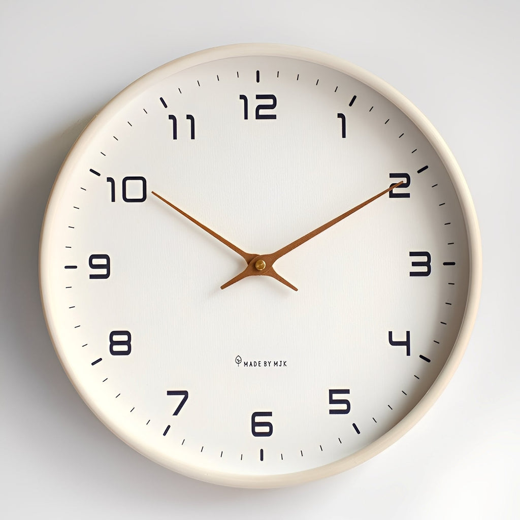 Nordik – Lautlose Wanduhr aus Vollholz