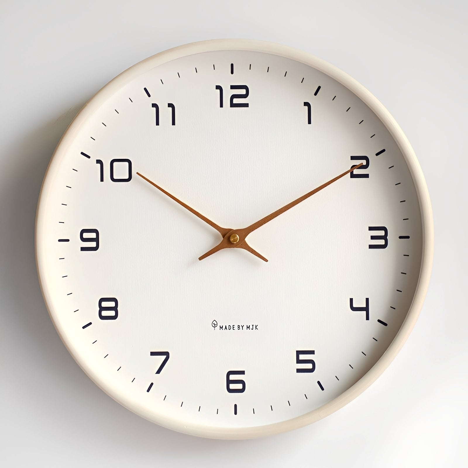 Nordik – Lautlose Wanduhr aus Vollholz
