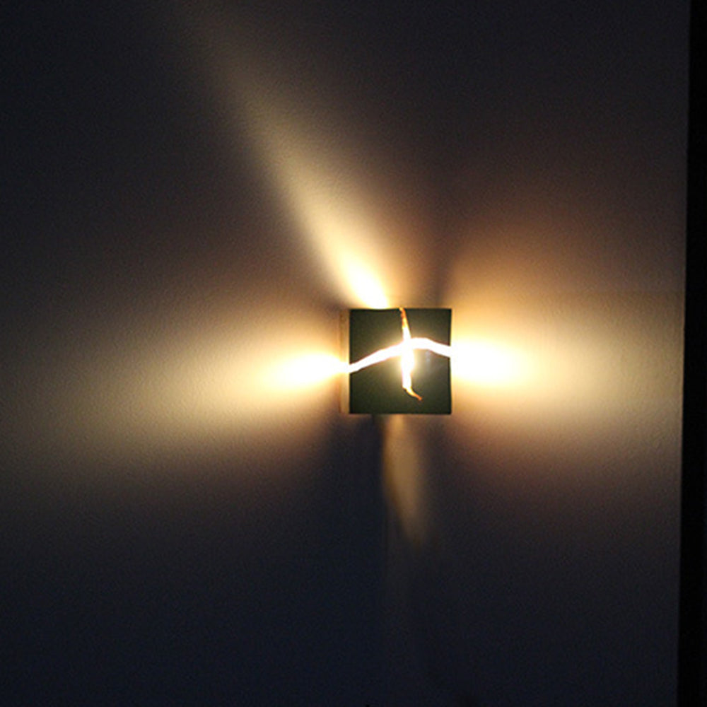 Eleni – Kreative Wandlampe im Rissdesign