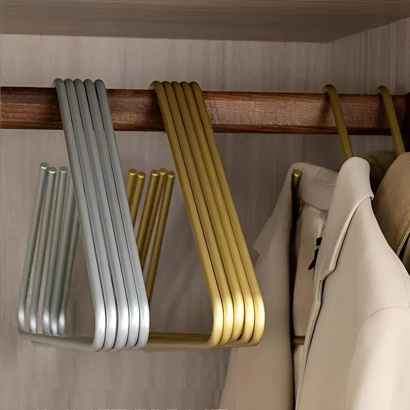 Hikari – Moderner Kleiderständer in Gold & Silber