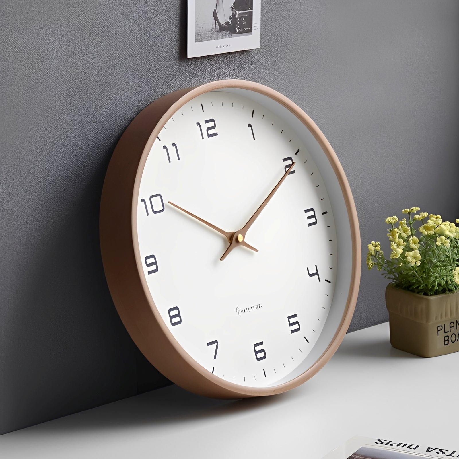 Nordik – Lautlose Wanduhr aus Vollholz