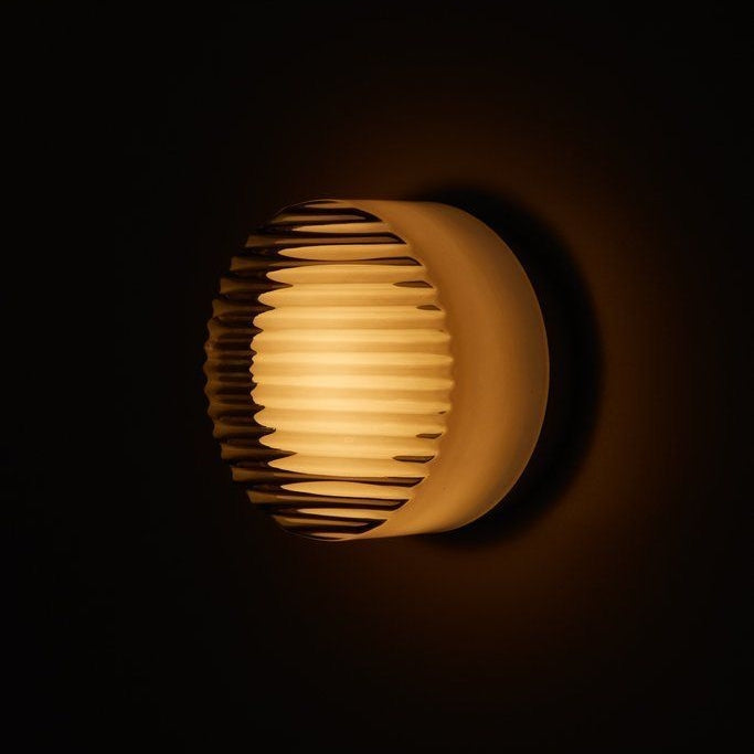 Inga – Nordische Wandlampe mit Strukturglas