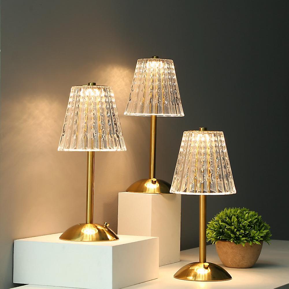 CrystalGlow – Tischlampe mit goldenem Fuß und Kristall-Effekt