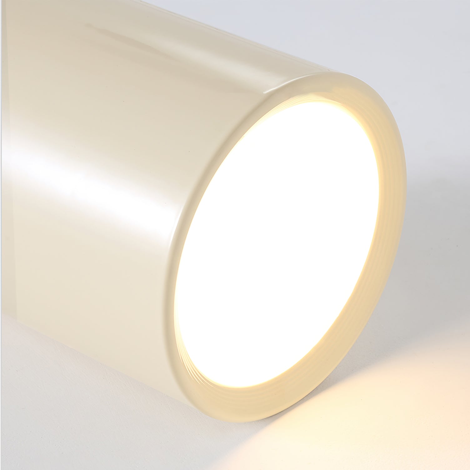 Livia – Zeitgemäße Deckenleuchte mit Downlight