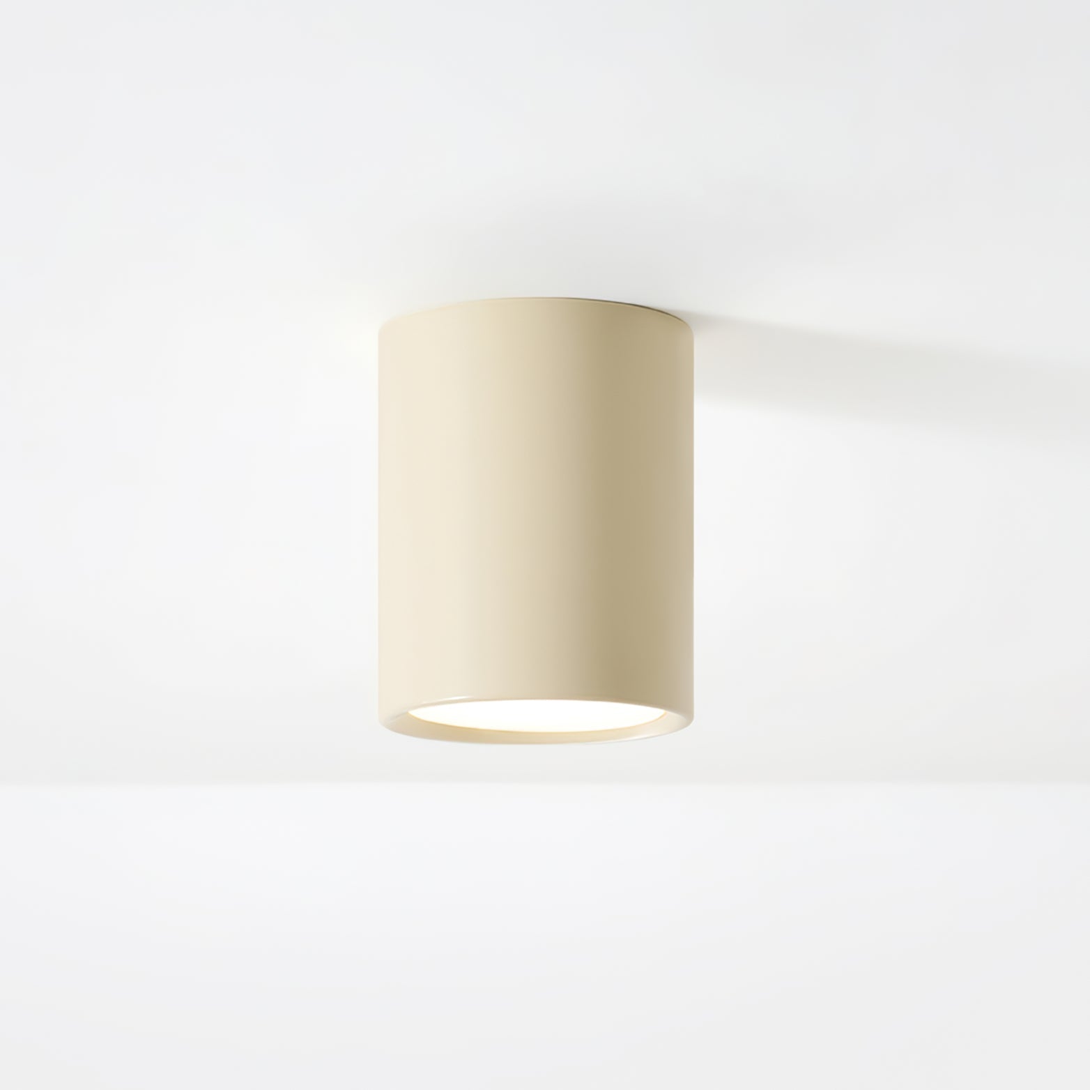 Livia – Zeitgemäße Deckenleuchte mit Downlight