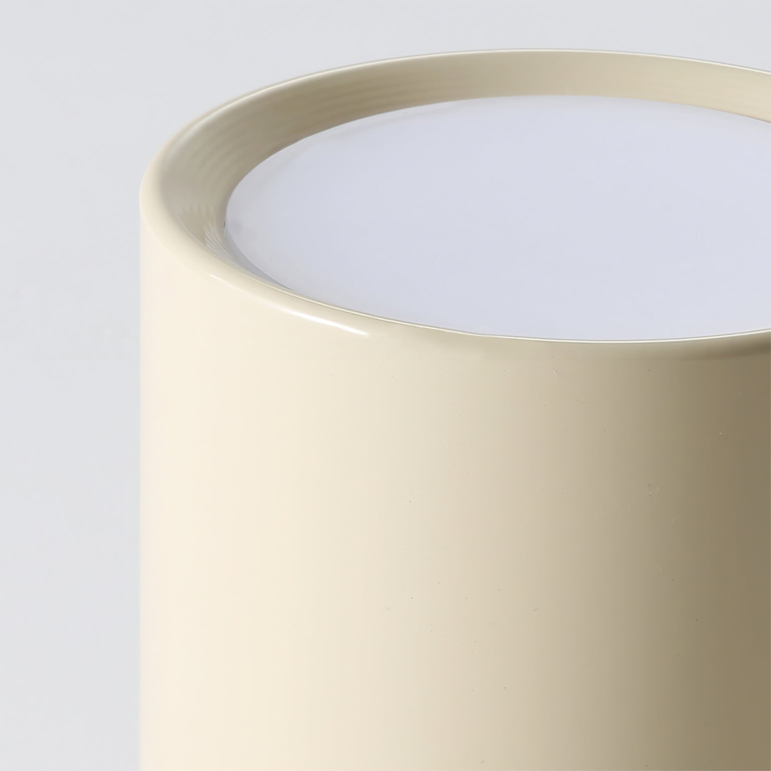 Livia – Zeitgemäße Deckenleuchte mit Downlight
