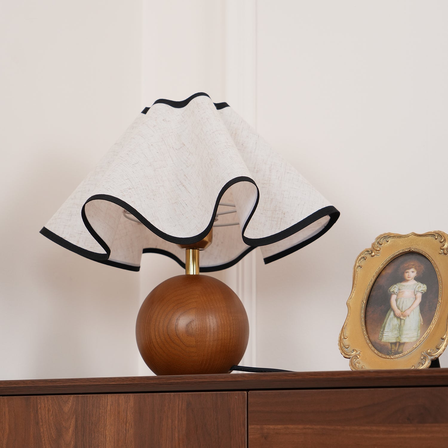 Lina – Alte Holz-Tischlampe im Retro-Stil