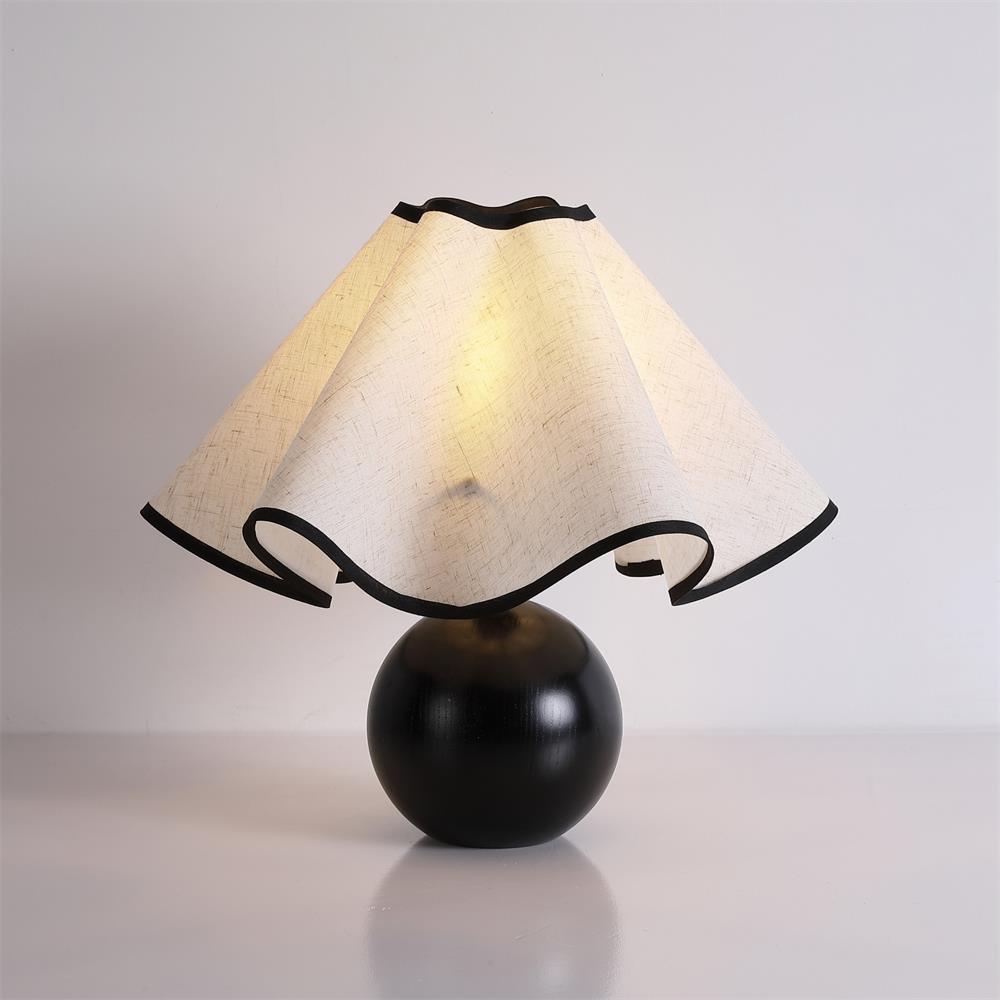 Enid – Alte Tischlampe im Retro-Holzstil