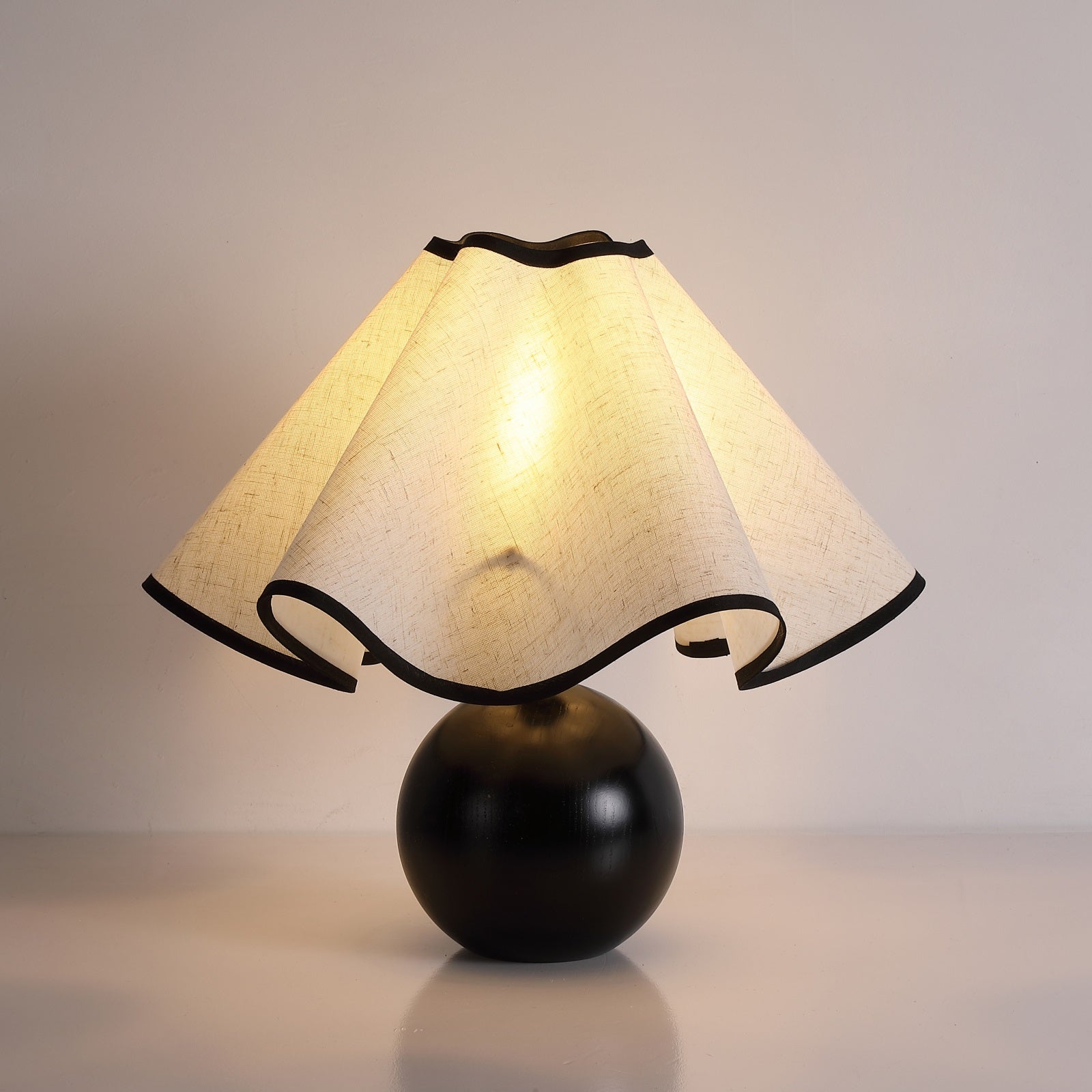 Enid – Alte Tischlampe im Retro-Holzstil