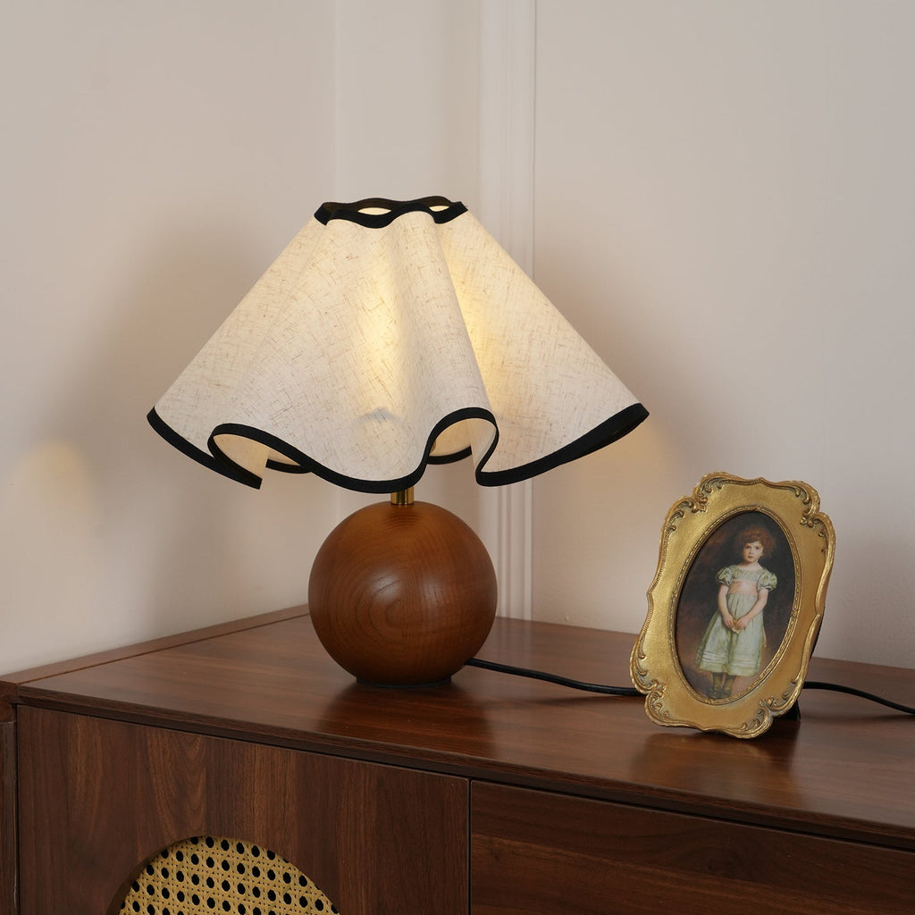 Lina – Alte Holz-Tischlampe im Retro-Stil