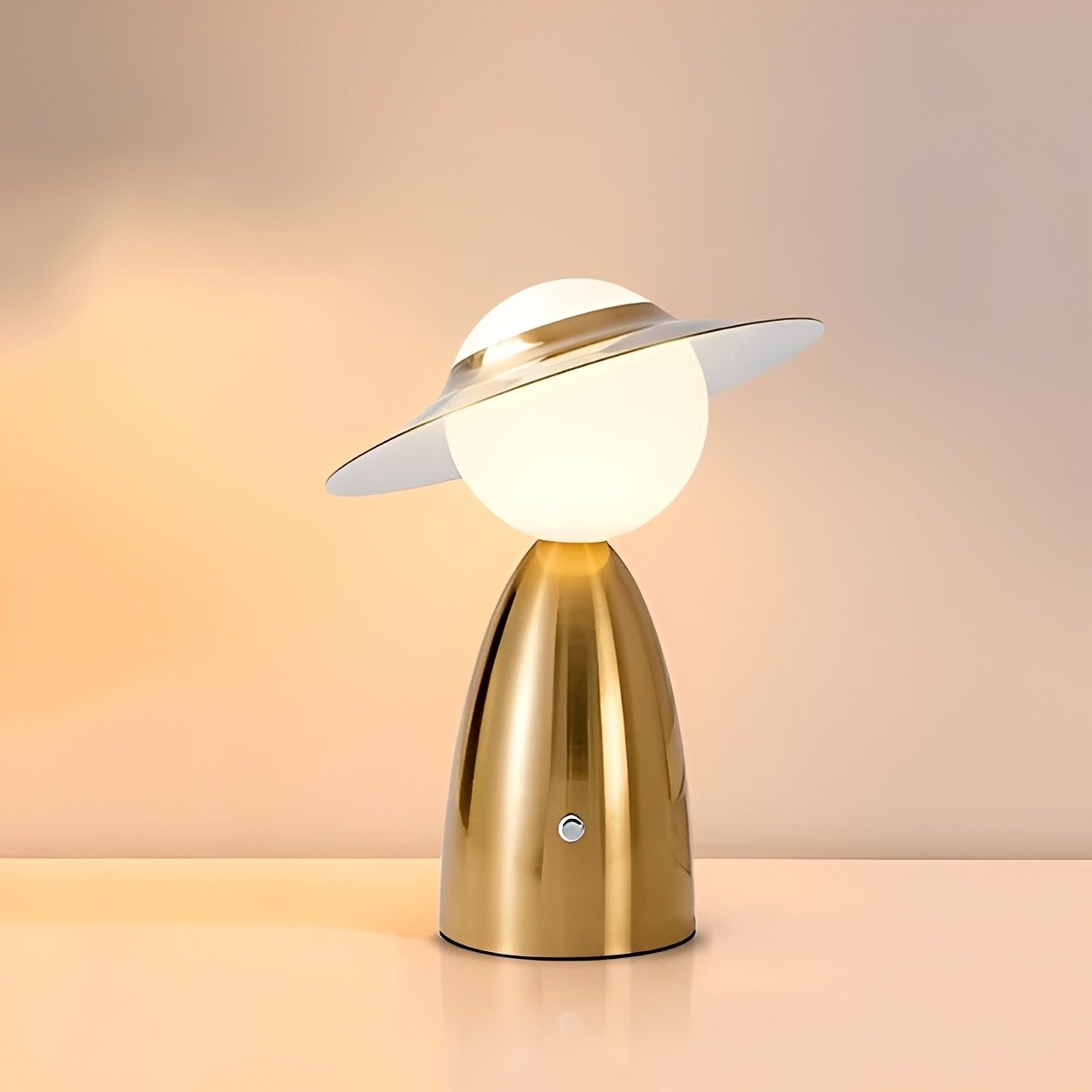 LumiElite – Kreative Metall-Tischleuchte mit USB-Ladung