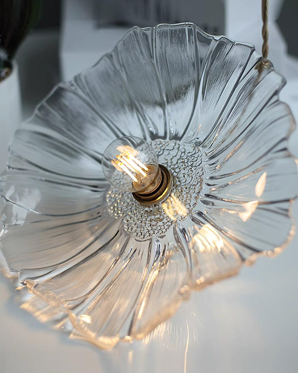 Aki – Eleganter Messing-Glas-Kronleuchter