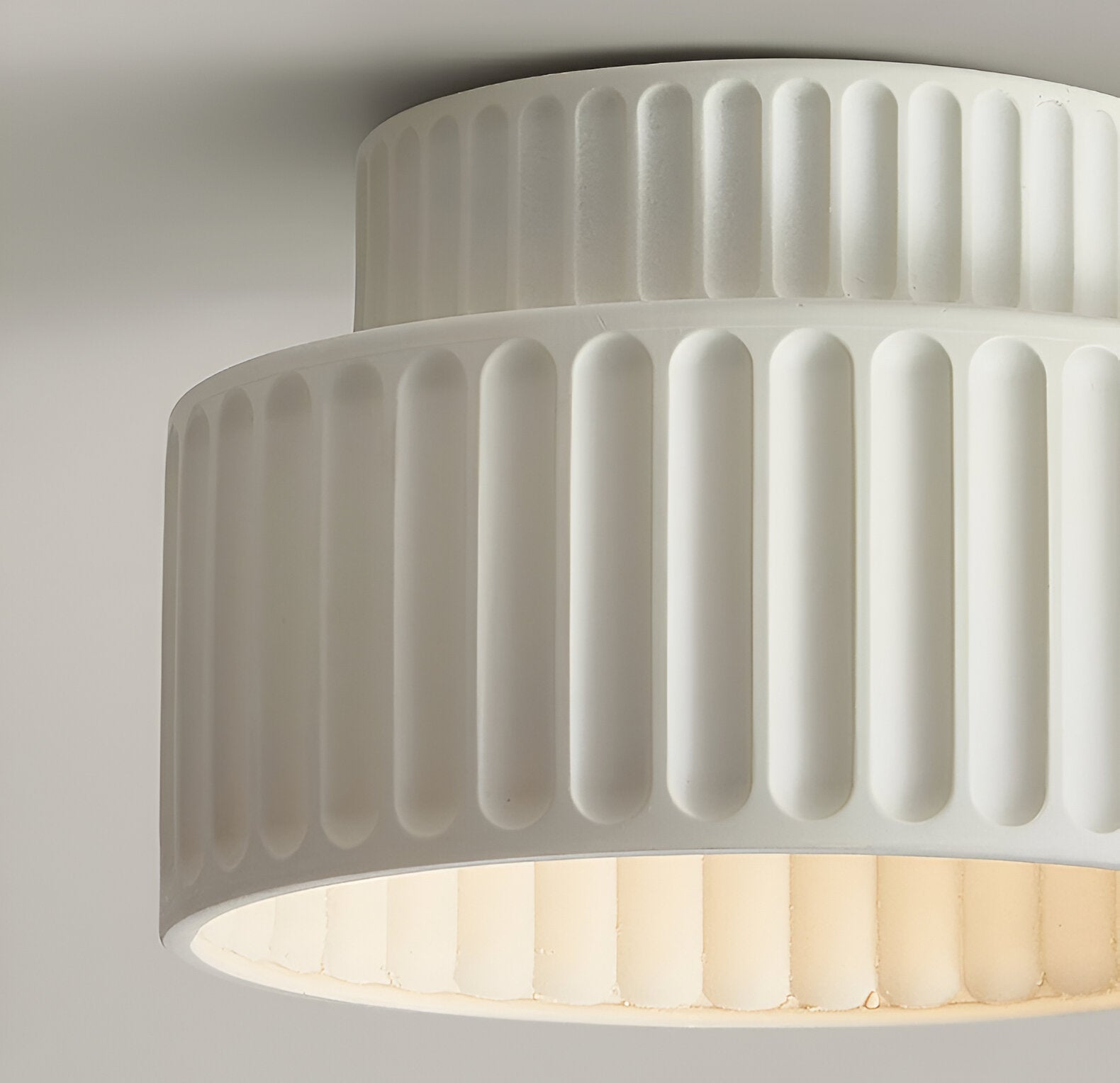 PureRib Deckenlampe – Gerippte Harz-Leuchte in mattem Weiß