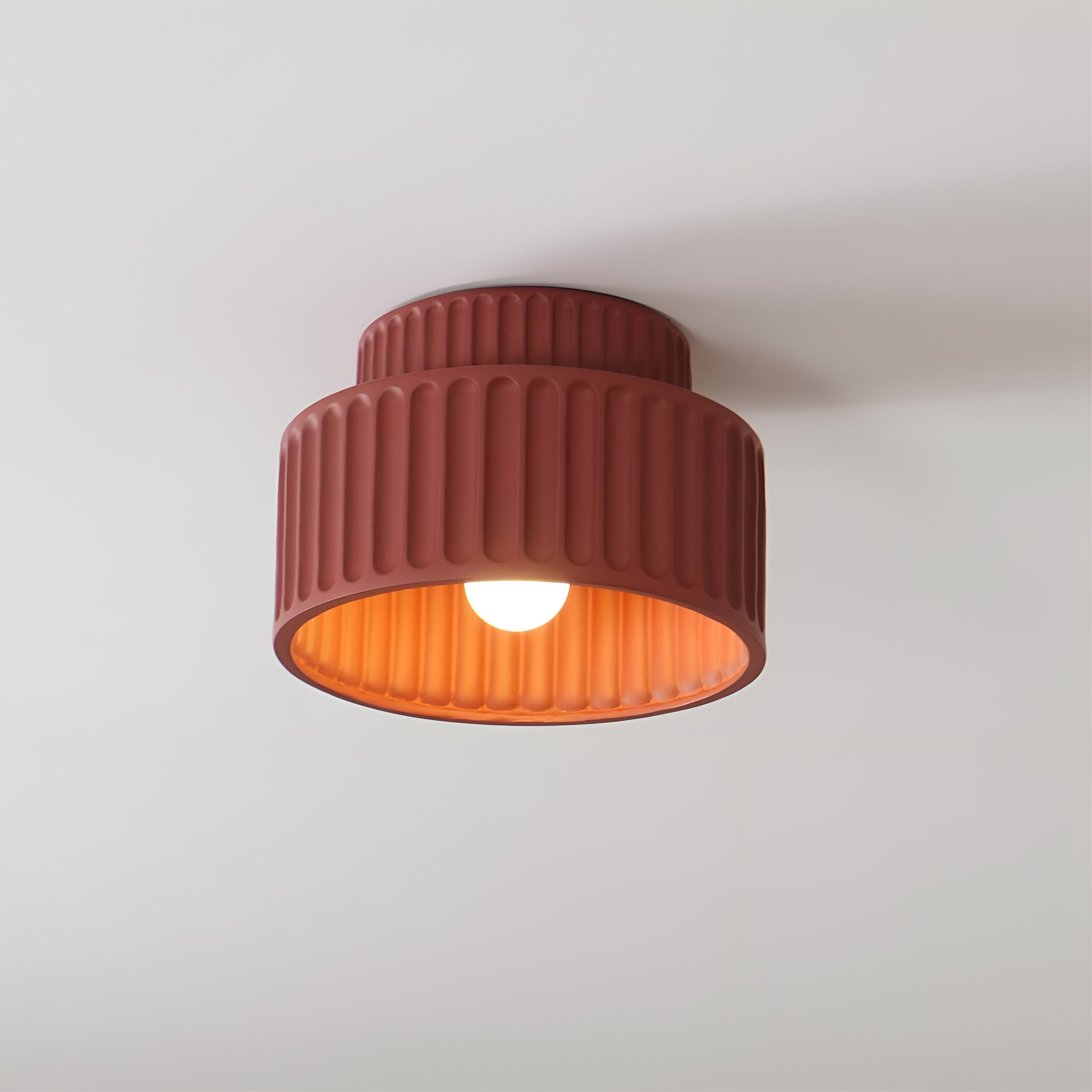 PureRib Deckenlampe – Gerippte Harz-Leuchte in mattem Weiß