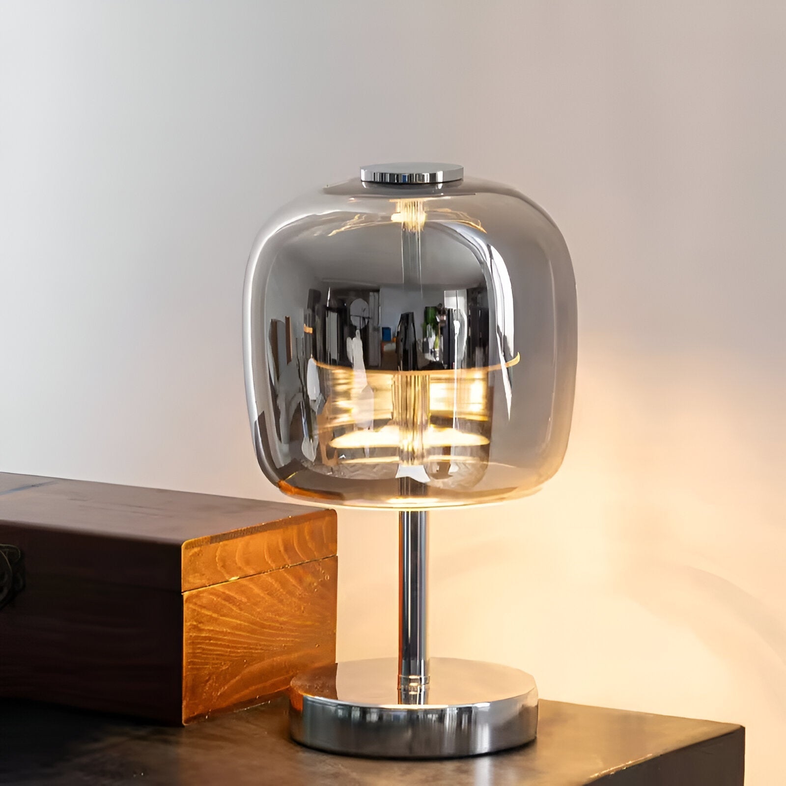 Naira – Zeitgemäße Glas-Tischlampe