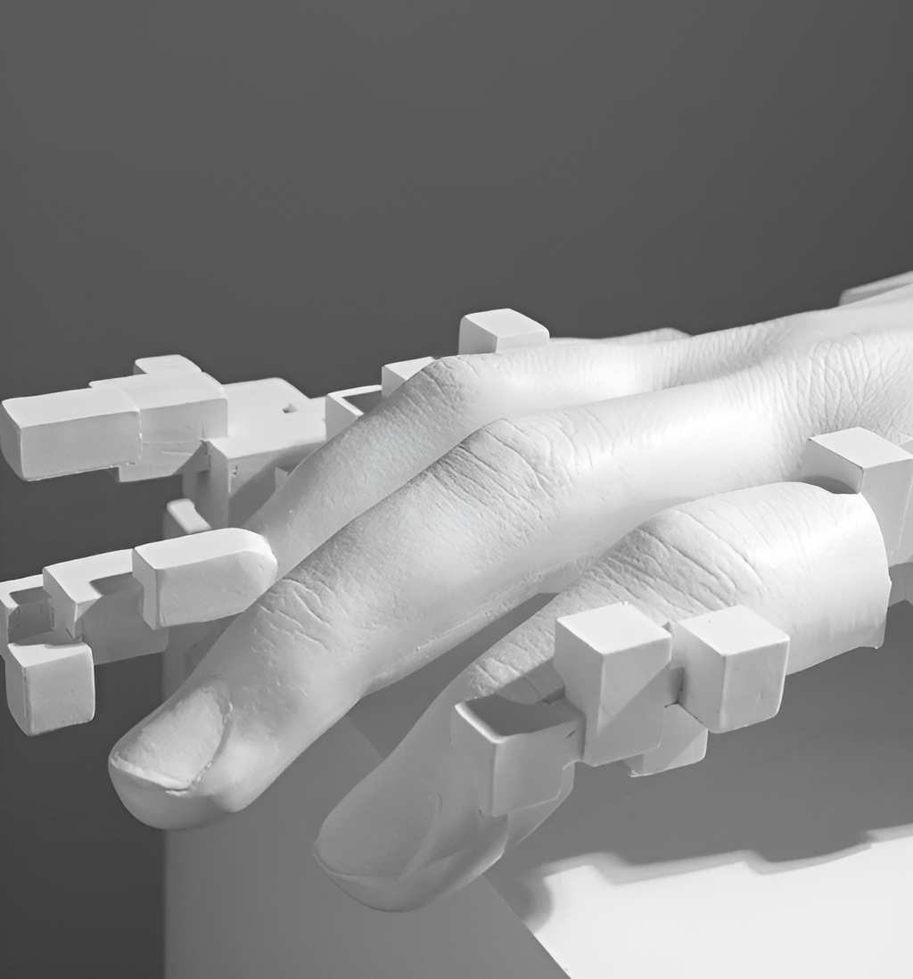 GlitchPalm – Moderne Harz-Skulptur einer abstrakten Hand in Mosaik-Optik