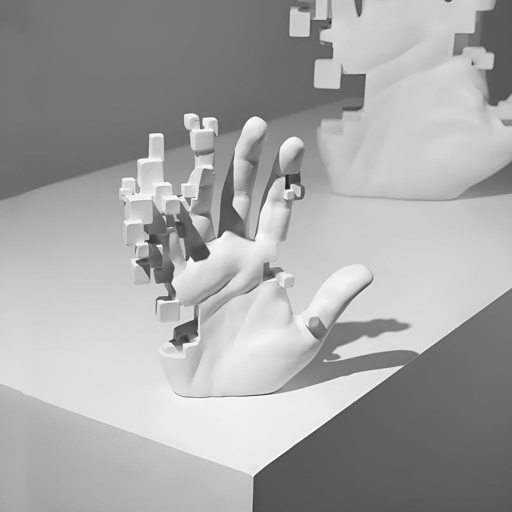 GlitchPalm – Moderne Harz-Skulptur einer abstrakten Hand in Mosaik-Optik