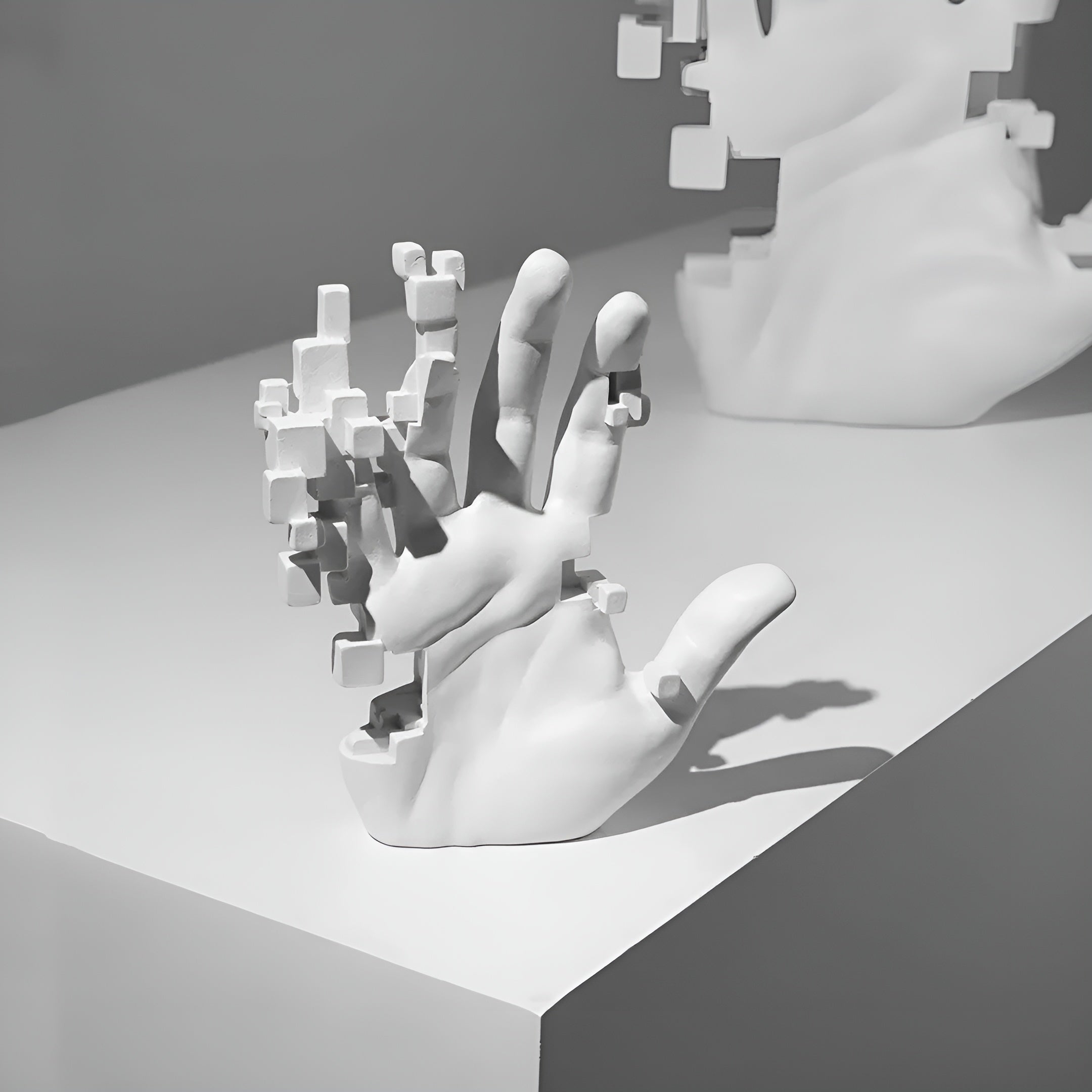 GlitchPalm – Moderne Harz-Skulptur einer abstrakten Hand in Mosaik-Optik