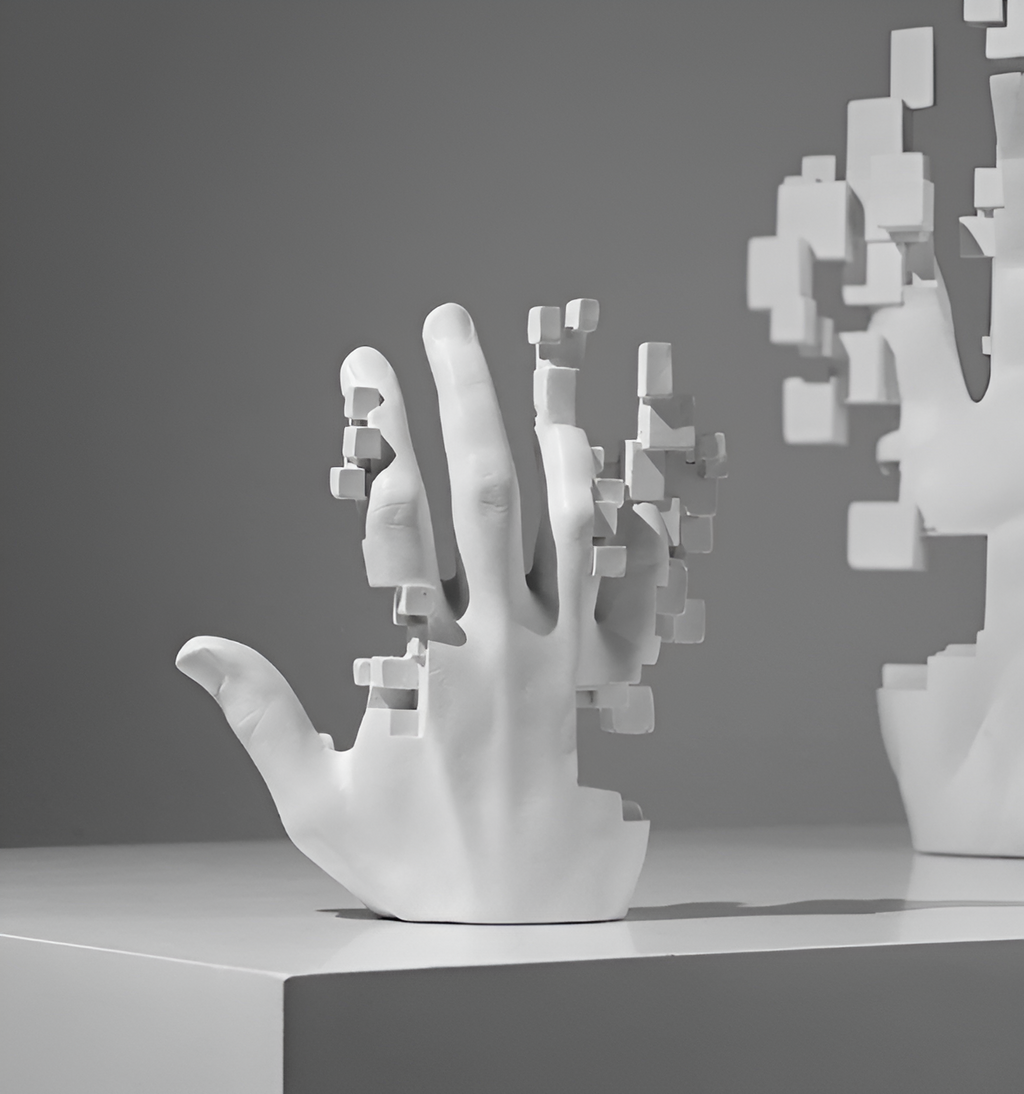 GlitchPalm – Moderne Harz-Skulptur einer abstrakten Hand in Mosaik-Optik