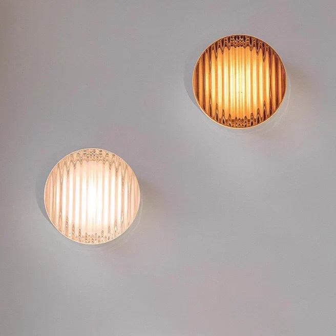 Inga – Nordische Wandlampe mit Strukturglas