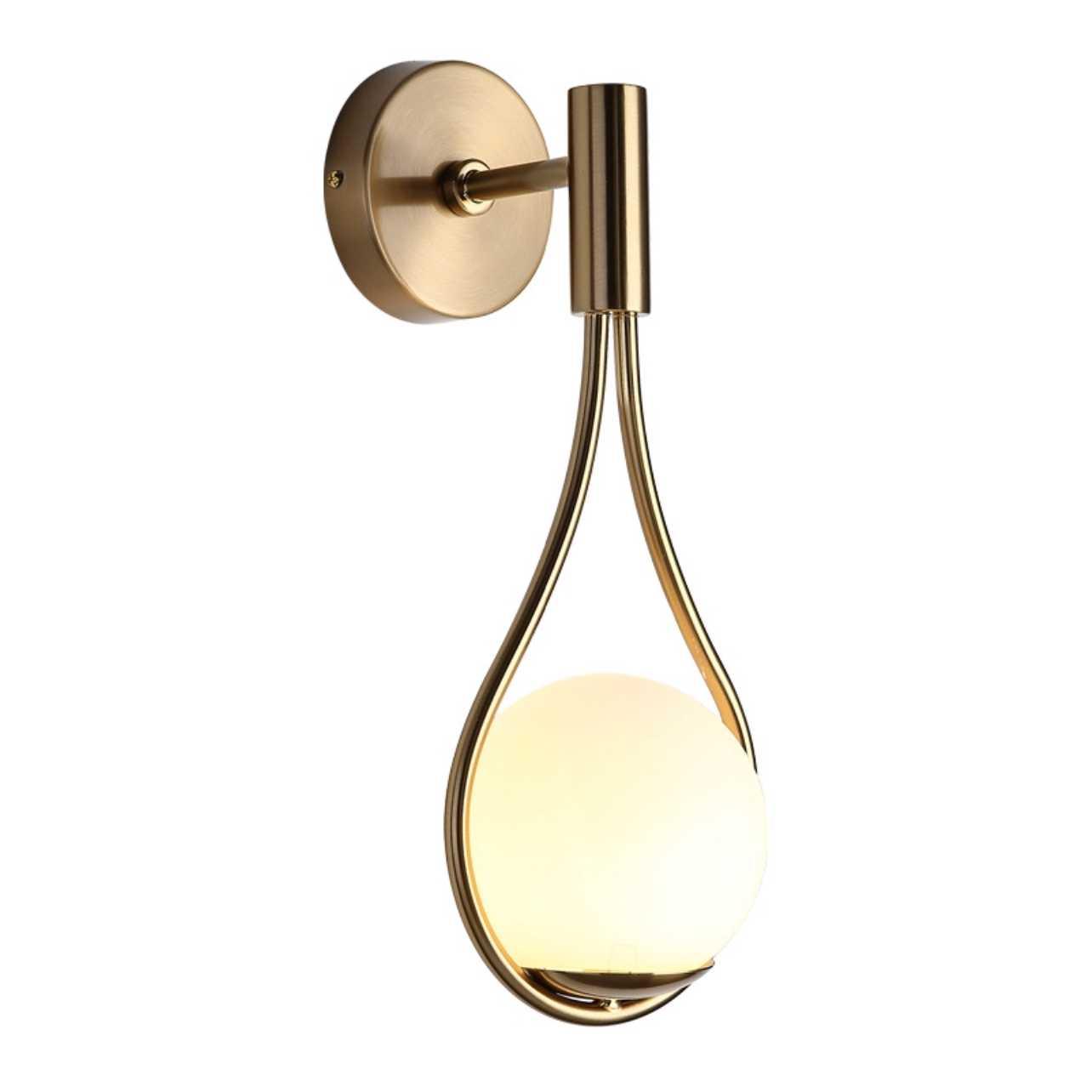 Sanna – Nordische Wandlampe mit Goldenem Detail