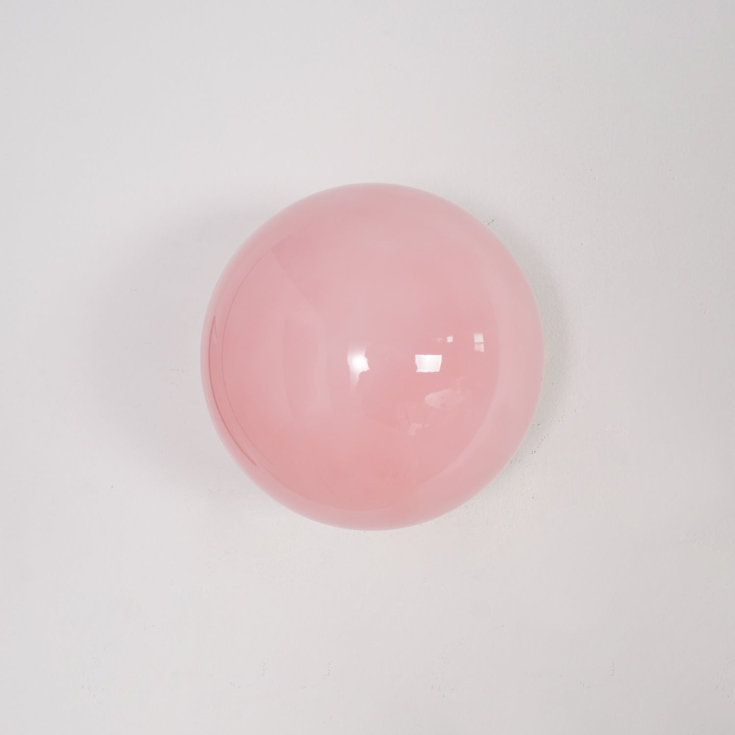 Lunaria – Wandlampe mit rosa Glasdiffusor im zeitgemäßen Design