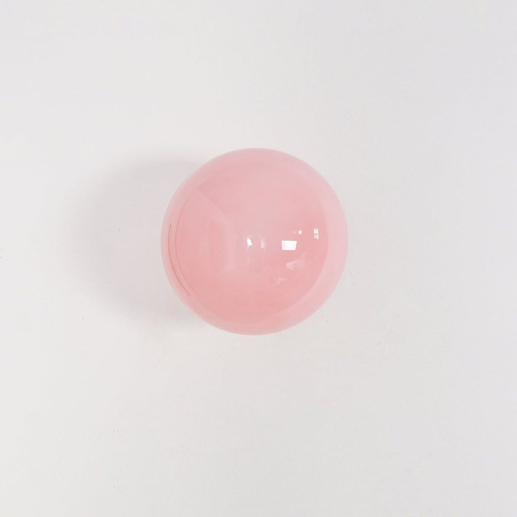Lunaria – Wandlampe mit rosa Glasdiffusor im zeitgemäßen Design