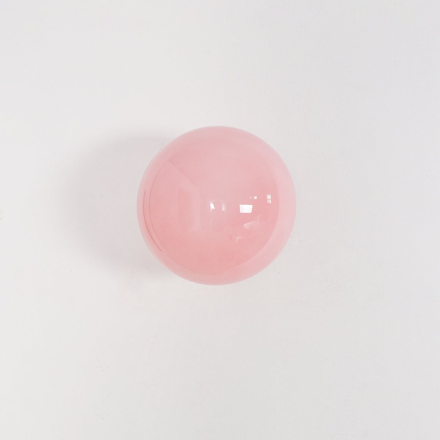 Lunaria – Wandlampe mit rosa Glasdiffusor im zeitgemäßen Design