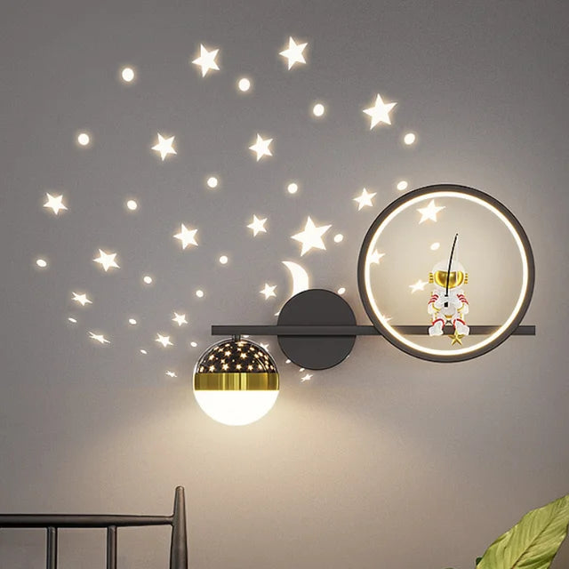 Cosmo – Astronauten-Wandlampe mit LED für das Kinderzimmer