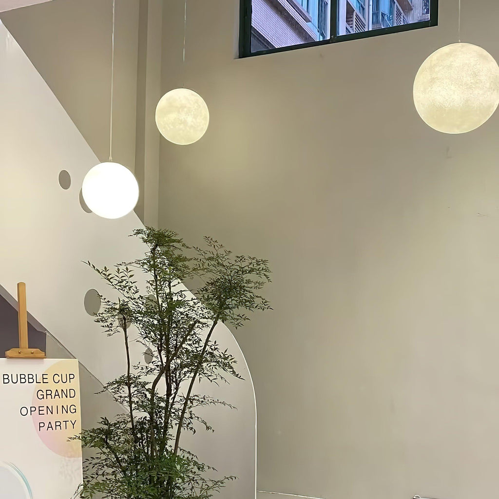 MondMagie – Hängeleuchte im schimmernden Vollmond-Design