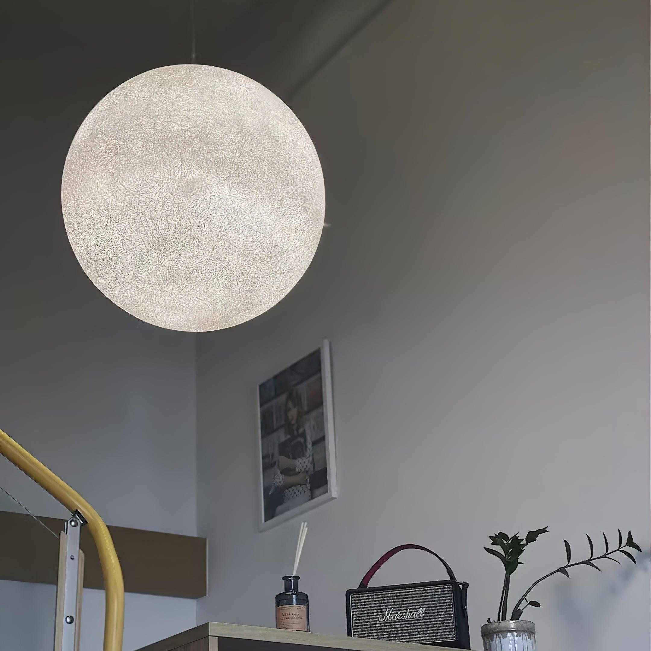 MondMagie – Hängeleuchte im schimmernden Vollmond-Design
