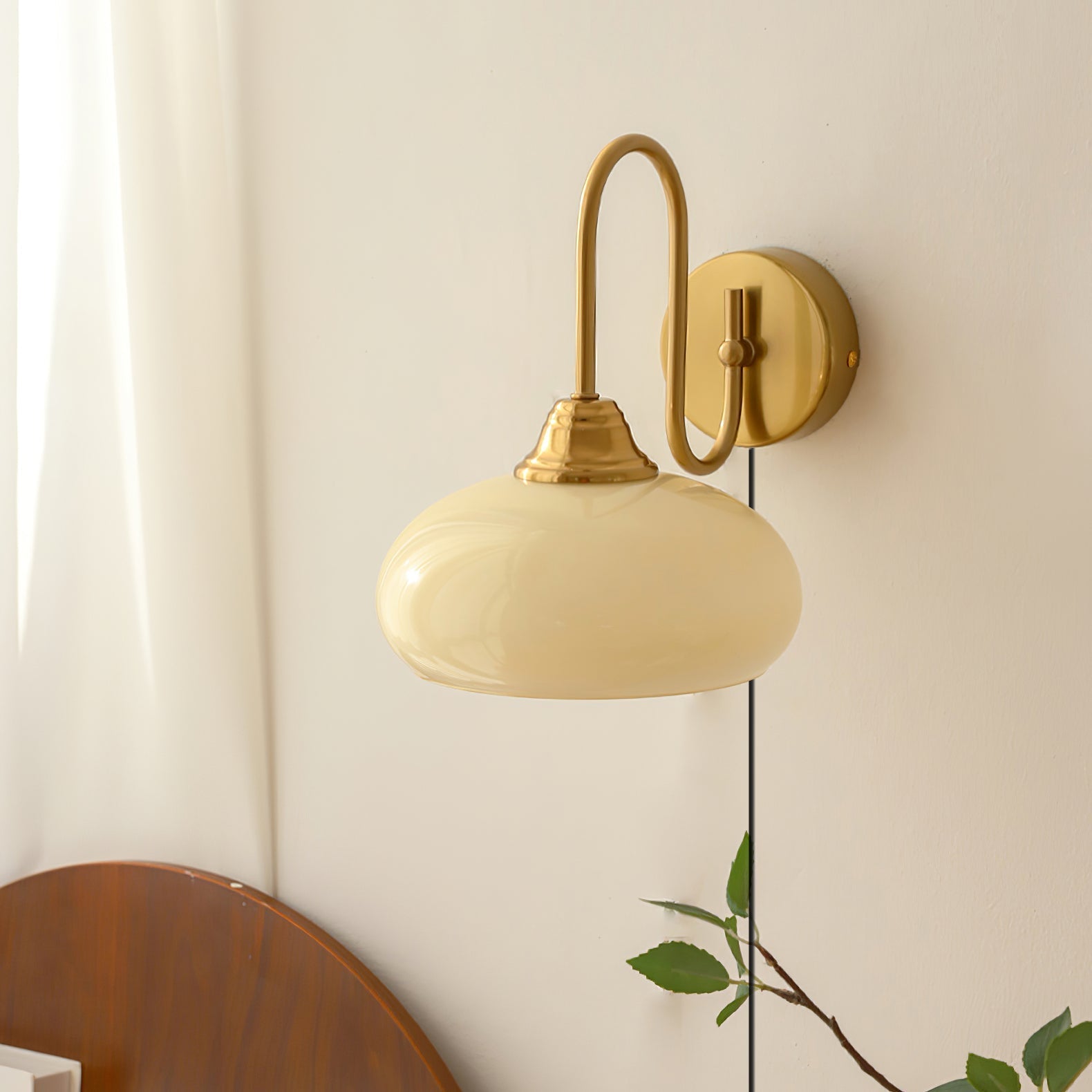 Nova – Wandleuchte aus Glas mit Stecker