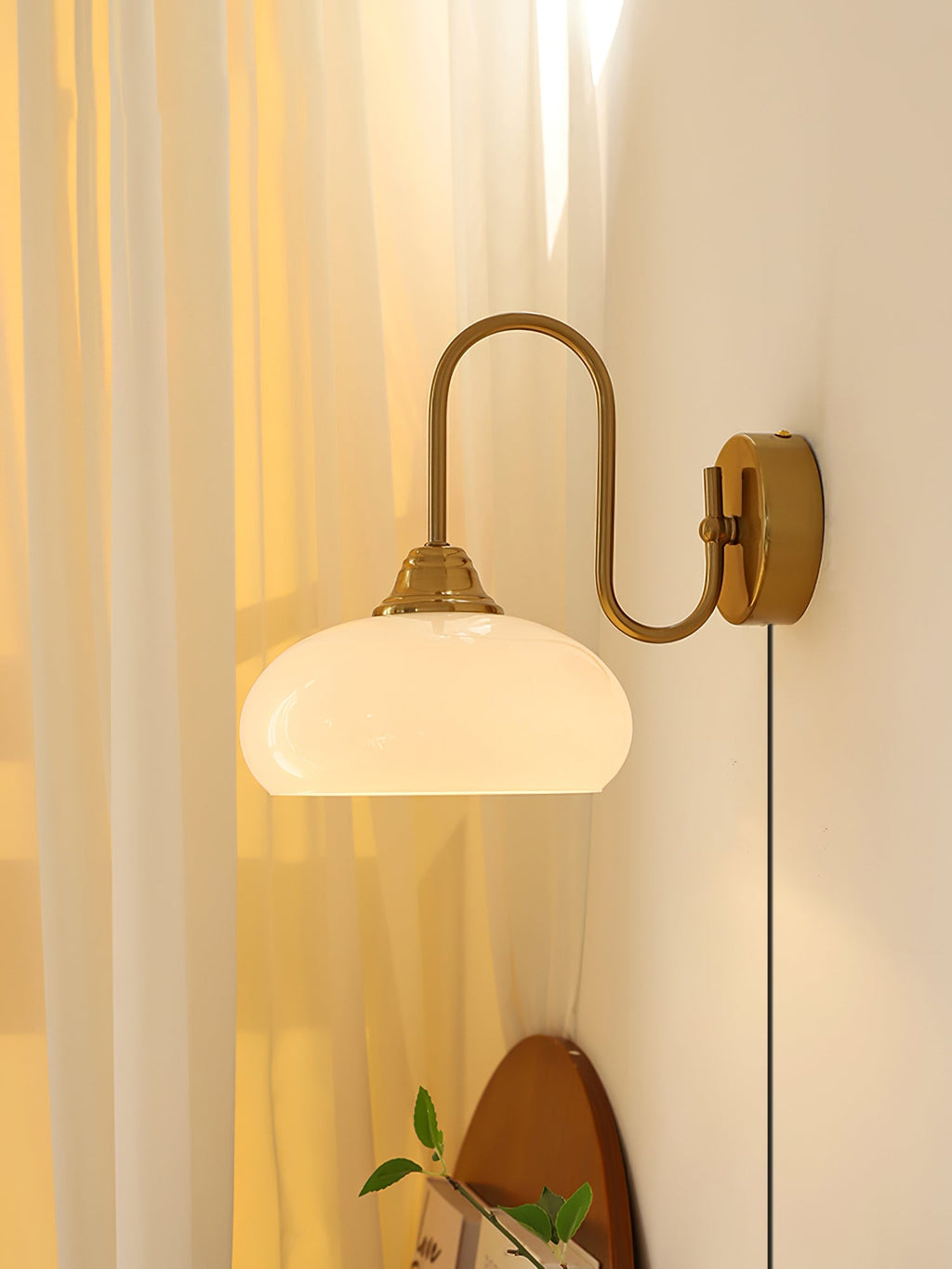 Nova – Wandleuchte aus Glas mit Stecker