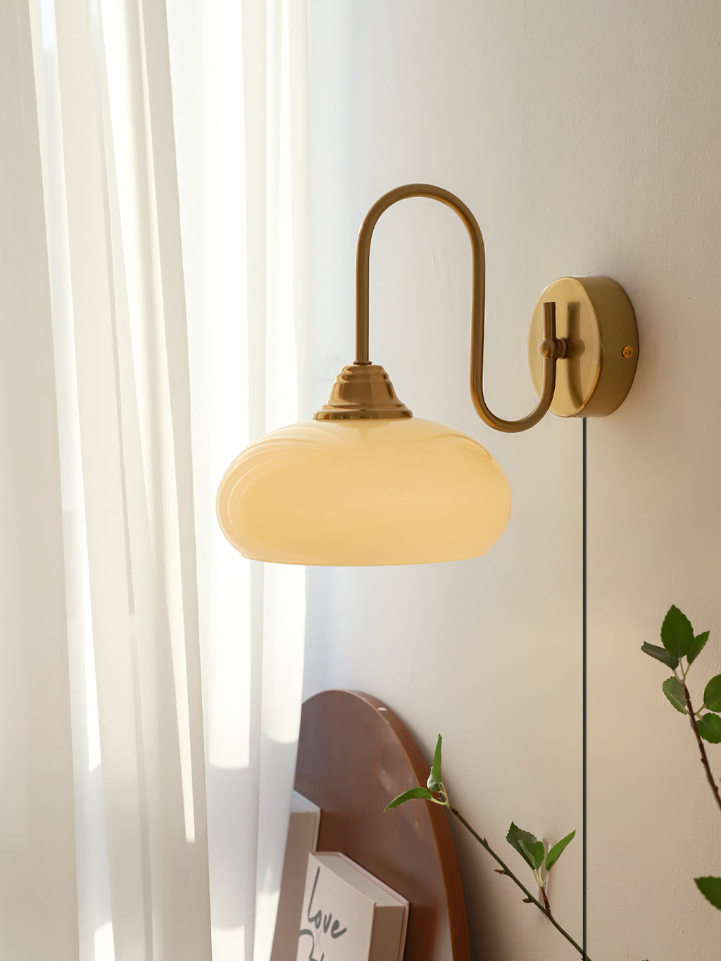 Nova – Wandleuchte aus Glas mit Stecker