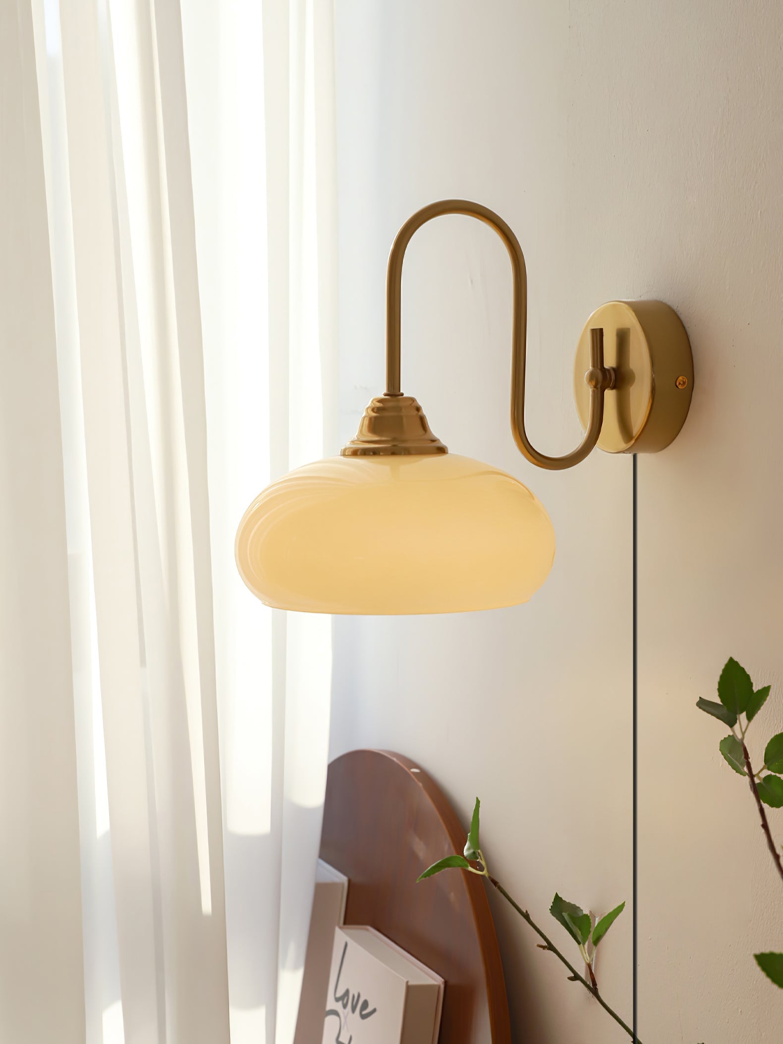 Nova – Wandleuchte aus Glas mit Stecker
