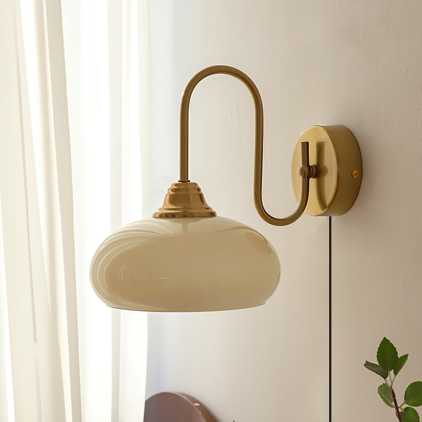 Nova – Wandleuchte aus Glas mit Stecker