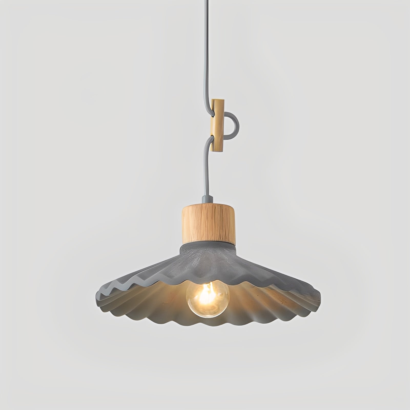 Alina – Zeitgemäßer Kronleuchter aus Resin und Holz