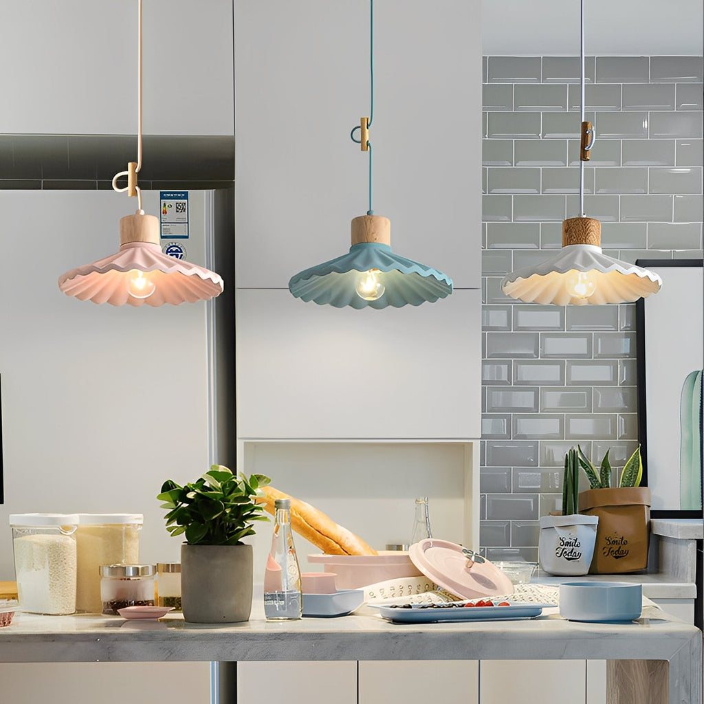 Alina – Zeitgemäßer Kronleuchter aus Resin und Holz