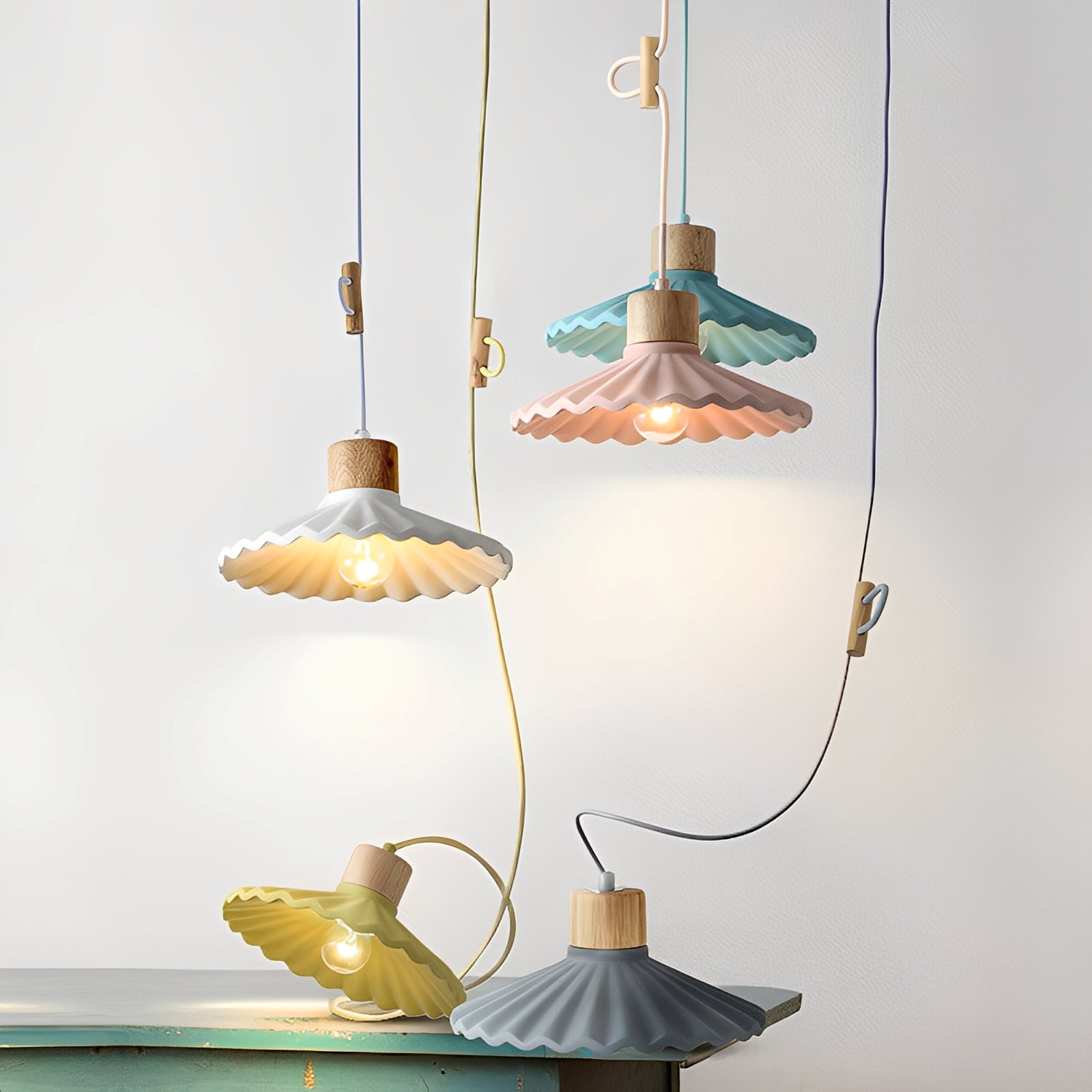 Alina – Zeitgemäßer Kronleuchter aus Resin und Holz