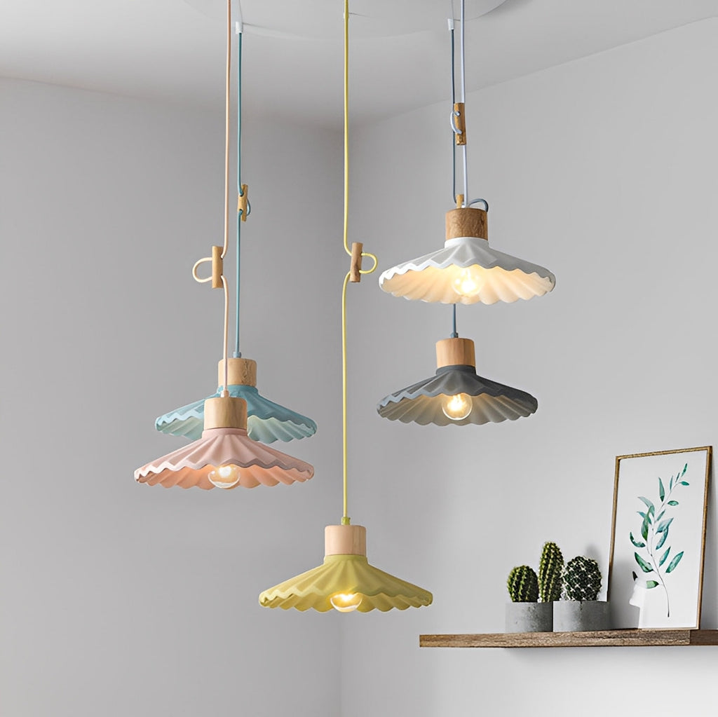 Alina – Zeitgemäßer Kronleuchter aus Resin und Holz