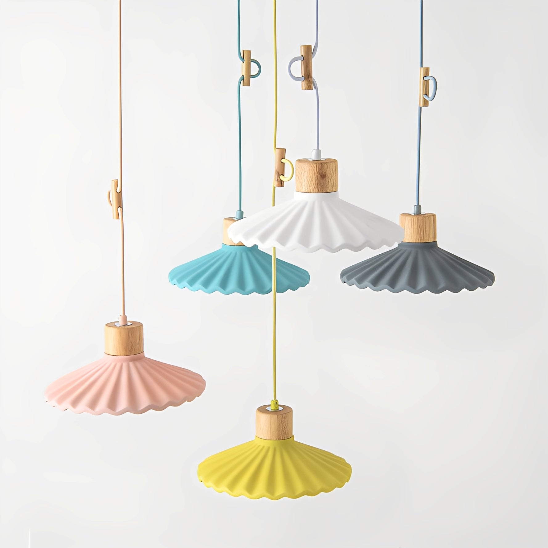 Alina – Zeitgemäßer Kronleuchter aus Resin und Holz