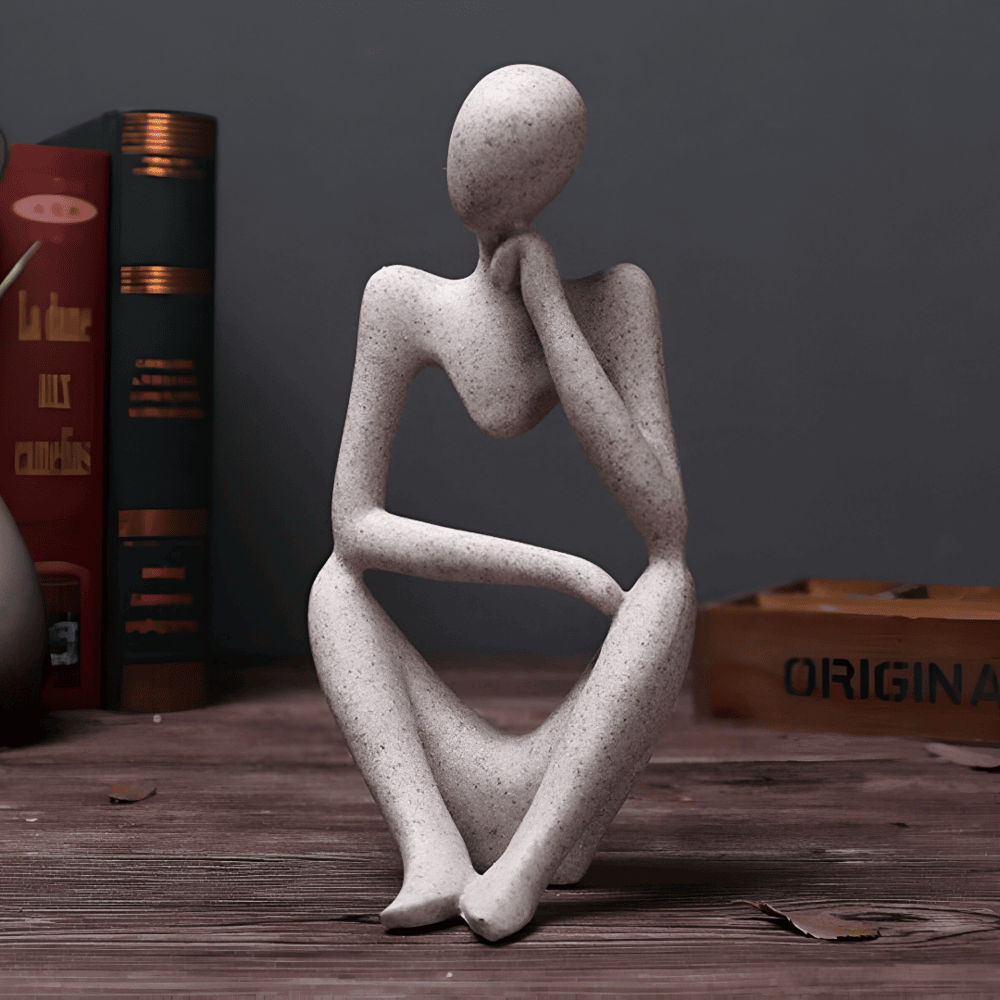 Rin – Moderne Skulptur aus Sandstein