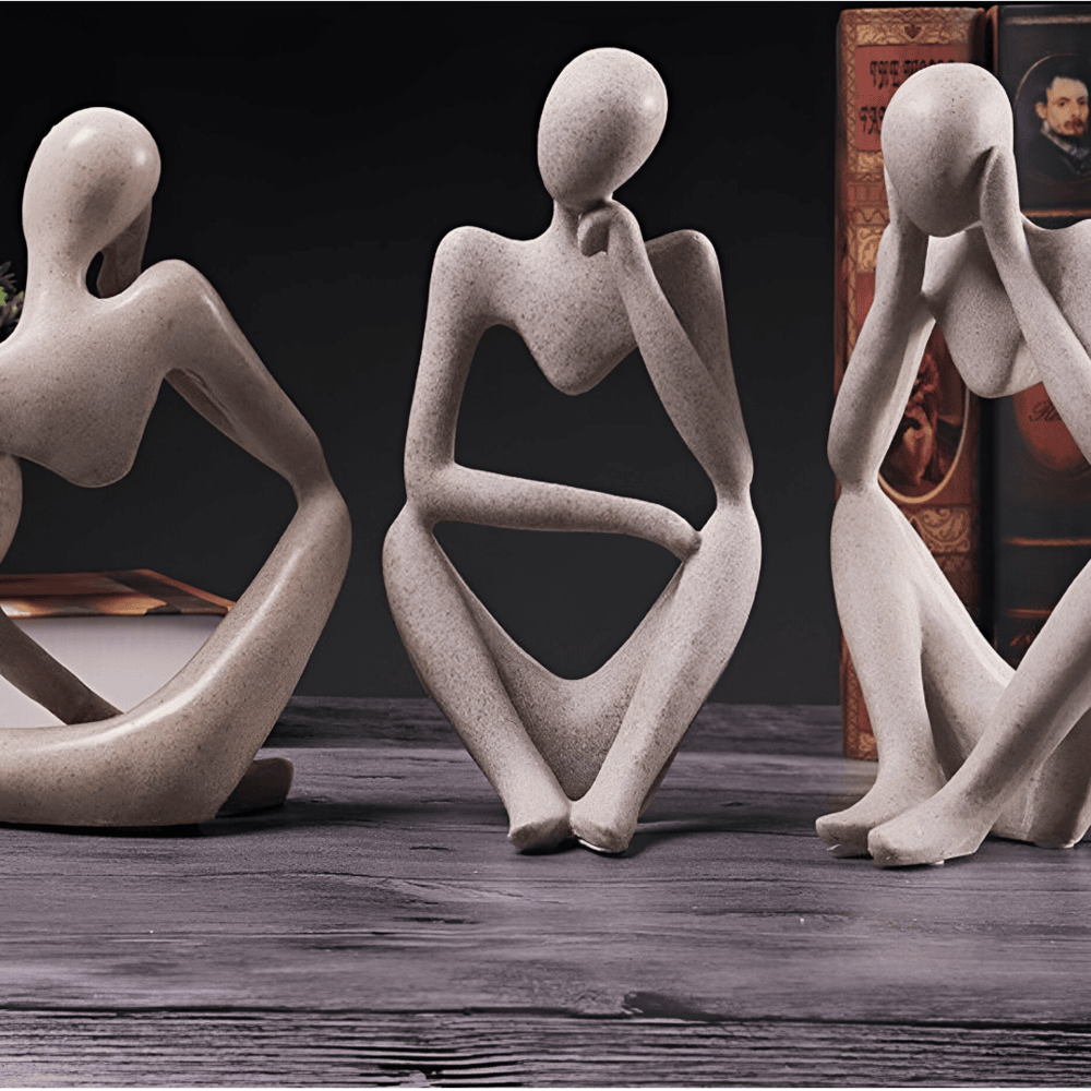 Rin – Moderne Skulptur aus Sandstein